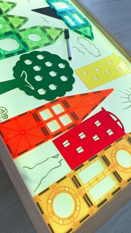 Işıklı Masa Montessori 16 Renkli Ahşap Oyuncak (Reggio Emilia Tablası Ayaklı)