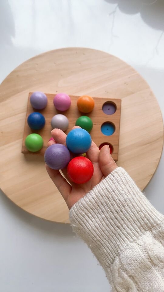 Waldorf Büyük Ahşap Oyuncak 12’li Renkli Toplar (Alt Zeminli)