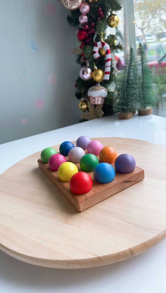 Waldorf Büyük Ahşap Oyuncak 12’li Renkli Toplar (Alt Zeminli)