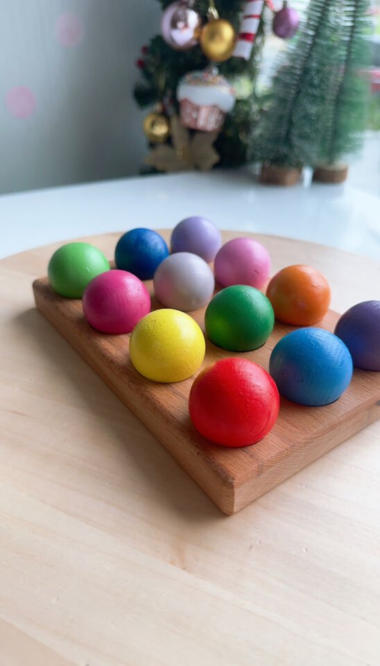 Waldorf Büyük Ahşap Oyuncak 12’li Renkli Toplar (Alt Zeminli)