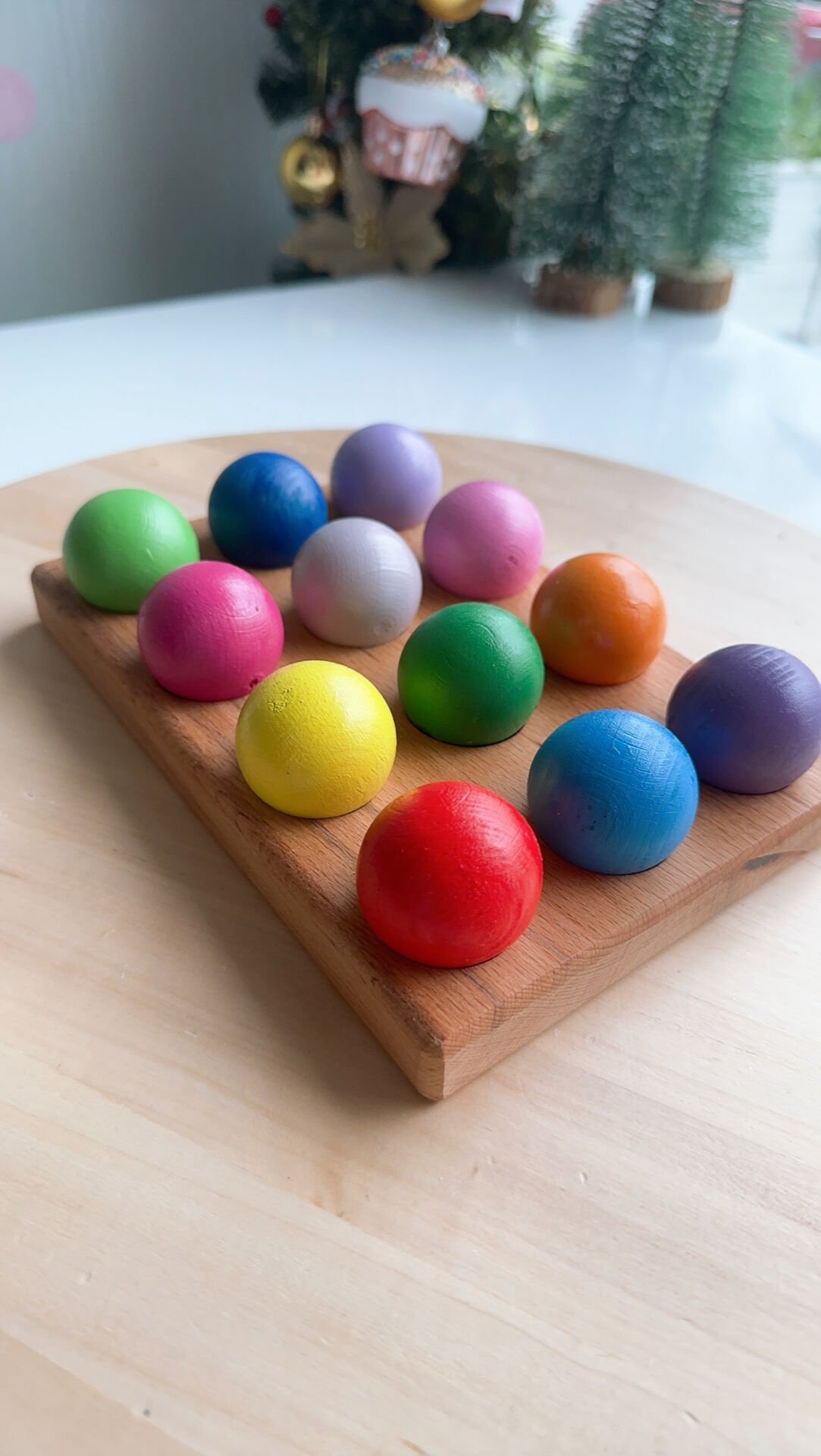 Waldorf Büyük Ahşap Oyuncak 12’li Renkli Toplar (Alt Zeminli)
