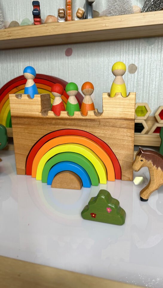 Waldorf Ahşap Oyuncak Gökkuşağı Şatosu Peg Bebekli