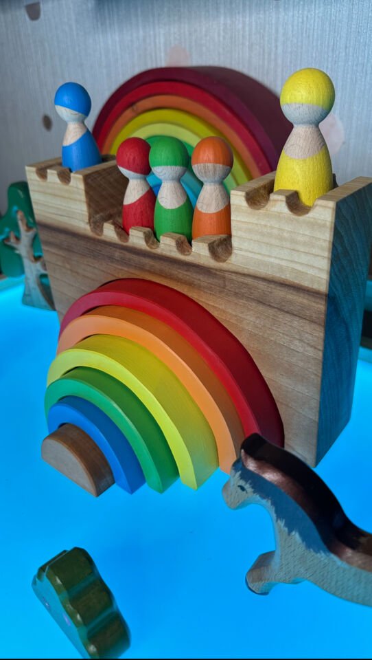 Waldorf Ahşap Oyuncak Gökkuşağı Şatosu Peg Bebekli